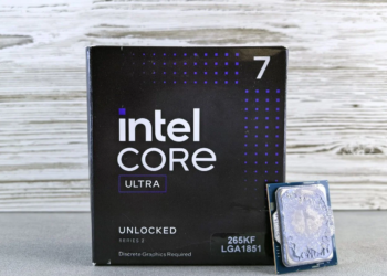 Boxed Intel Core Ultra 7 265KF processor beside its LGA1851 chip on a wood-and-concrete backdrop