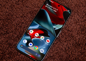 Google Pixel phone lying face-up showing Japanese setup screen, back and camera not visible